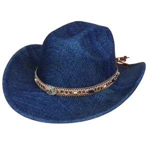 Detail eines blauen Denim-Cowboyhuts mit geflochtenem Kettenband und Türkisstein