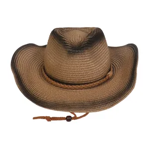 Detalle de sombrero de paja estilo western con textura trenzada y bordes degradados