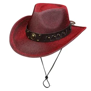 Détail du chapeau de cowboy rouge à paillettes avec bande en cuir cloutée et mentonnière