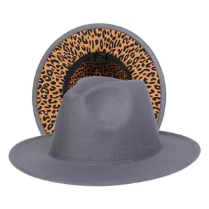 Dettaglio del cappello fedora grigio a tesa larga con fodera leopardata e etichetta interna