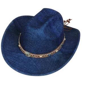 Detail eines dunkelblauen Cowboyhutes mit gewebter Textur und ethnischer Perlenverzierung