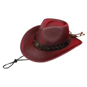 Détail du chapeau de cowboy rouge pailleté avec ceinture cloutée noire et emblème métal