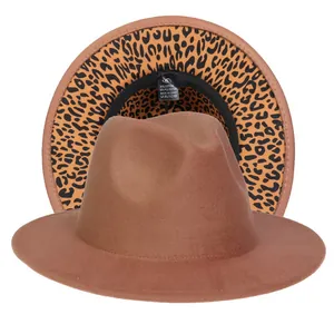 Dettaglio del cappello fedora marrone con fodera leopardata e trama in misto cotone