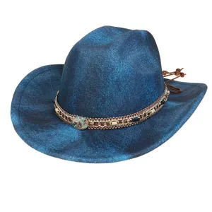 Detail eines blauen Western-Cowboyhuts mit Ethno-Flechtband und türkisfarbenen Steinperlen