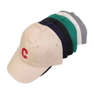 Detalle de gorras de béisbol en seis colores con algodón de alta calidad y bordado en C