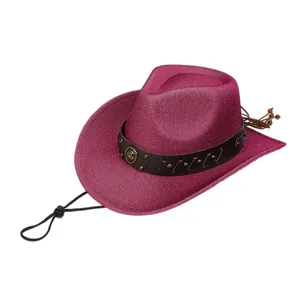 Détail du chapeau de cowboy rose pailleté montrant la bande rétro avec badges dorés et cordon