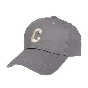 Detalle de gorra de béisbol gris con logotipo C bordado en 3D y tela de sarga dura