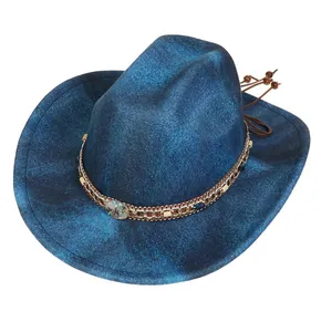 Details eines Bohème-Cowboyhutes in Marineblau mit Metallkette und Muschel-Dekor