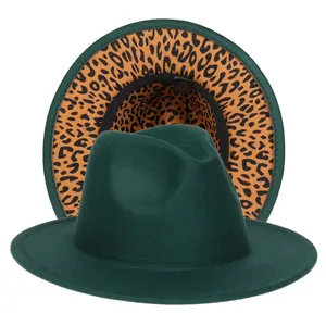Dettaglio di fedora verde scuro con fodera leopardata ed etichetta di lavaggio