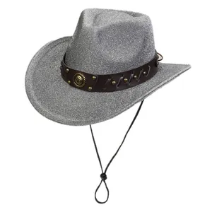 Détail d'un chapeau de cowboy argenté scintillant avec boucle lion et bandeau en cuir