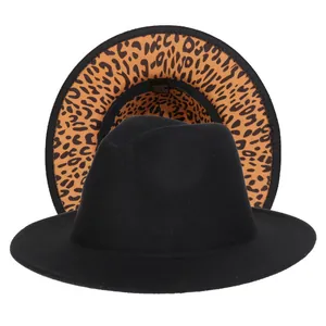 Dettaglio cappello fedora nero in 65% cotone con tesa inferiore in stampa leopardata