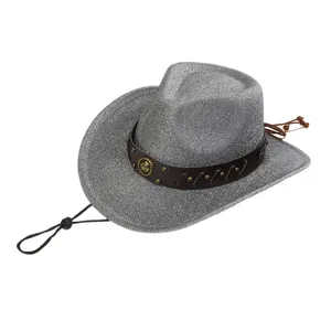 Détail d'un chapeau de cowboy argenté pailleté avec bande en cuir et emblème métal
