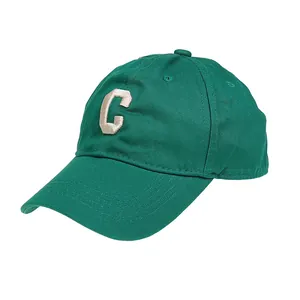 Gorra de béisbol de algodón verde oscuro con letra C bordada sobre fondo blanco