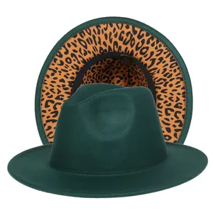 Dettaglio del fedora verde scuro con fodera leopardata e tessuto in misto cotone
