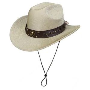 Détail d'un chapeau de cowboy doré pailleté avec bande en similicuir et cordon ajustable
