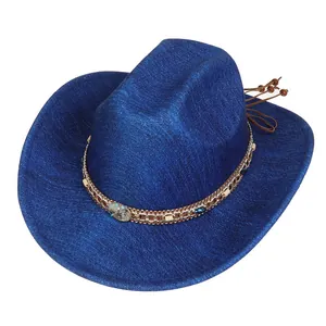 Detail eines dunkelblauen Western-Cowboyhutes mit Boho-Perlenband und Lederquasten