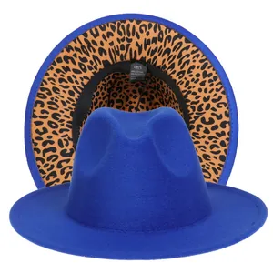 Dettaglio del cappello fedora blu navy con tesa interna leopardata ed etichetta tessile