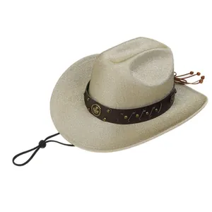 Détail du chapeau de cowboy à paillettes avec ceinture rivetée et cordelette ajustable