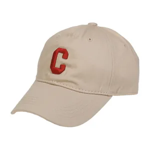 Gorra de béisbol clásica de algodón caqui con bordado de la letra C roja y visera