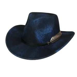 Detailansicht dunkelblauer Westernhut mit schwarzem Lederband und goldener Federverzierung