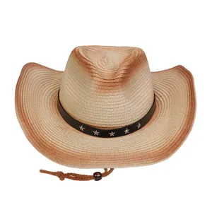 Detalle de sombrero de paja tipo cowboy con degradado y correa de cuero con estrellas