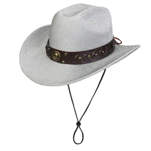 Détail du chapeau de cowboy argenté pailleté avec bandeau cuir et rivets métalliques