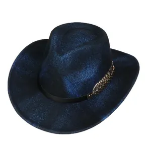 Detail eines dunkelblauen Glitzer-Cowboyhuts mit schwarzem Band und goldener Federschnalle