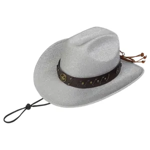 Détail du chapeau de cowboy argenté pailleté avec bande cloutée et mentonnière réglable