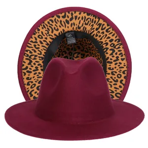 Dettaglio fedora bordeaux con tesa leopardata ed etichetta del materiale 65% cotone