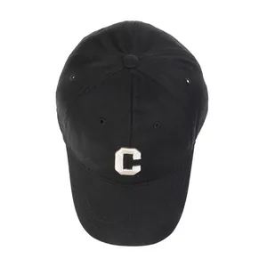 Primer plano de una gorra de béisbol de algodón negro con letra C bordada en blanco