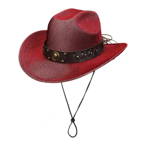 Détail du chapeau de cowboy rouge scintillant avec bande en cuir et médaille dorée