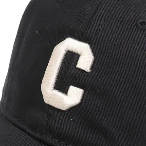 Detalle de bordado 3D de la letra C en gorra de béisbol de sarga de algodón negro