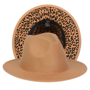 Vista dettagliata dell'interno del cappello fedora con tesa leopardata ed etichetta tessile