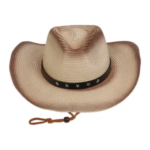 Detalle de sombrero de paja vaquero con remaches de estrella y cordón ajustable