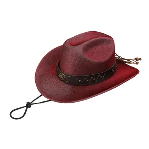 Détail du chapeau de cowboy rouge pailleté avec bande en cuir clouté et mentonnière réglable