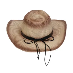 Detalle de sombrero de paja tejido a mano con cinta negra elegante y ala ancha texturizada
