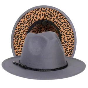 Dettaglio cappello fedora grigio con falda leopardata ed etichetta in 65% cotone
