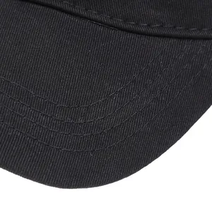 Detalle macro de gorra de béisbol de sarga negra con cuatro filas de costuras paralelas