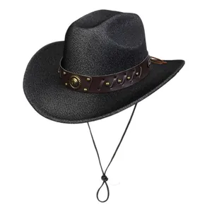 Détail de chapeau de cowboy noir avec bandeau en cuir clouté et jugulaire réglable
