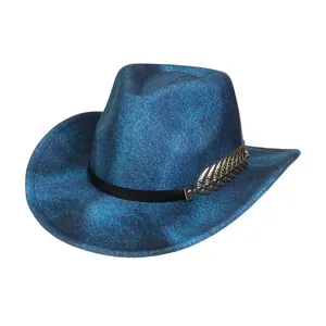 Detail eines blauen Cowboyhuts mit einer verzierten goldenen Feder-Metallschnalle