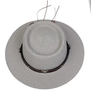 Detailaufnahme grauer Strohhut mit braunem Lederband und silbernem Stierkopf-Ornament