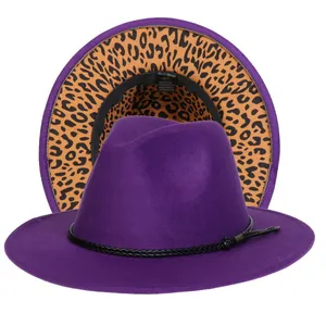 Dettaglio del cappello fedora viola con fodera leopardata ed etichetta di manutenzione