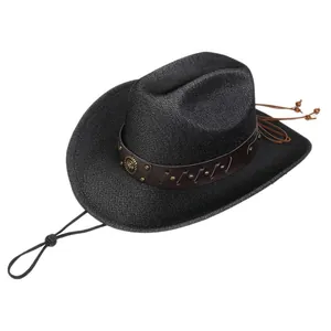 Gros plan sur chapeau de cowboy noir à texture tissée, lanière en cuir et rivets en métal