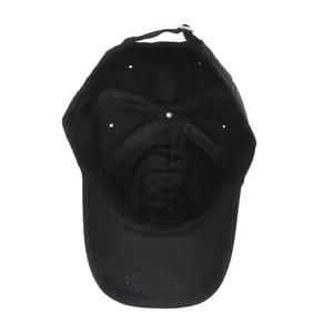 Detalles internos de gorra de béisbol de algodón negro con correa y hebilla metálica