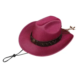 Détail d'un chapeau de cow-boy rose à paillettes avec bande en cuir cloutée et cordon