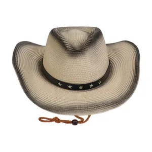 Detalle de sombrero de paja con remaches de estrella y barbijo ajustable para mujer