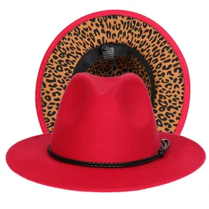 Dettaglio di un cappello fedora rosso con fodera leopardata ed etichetta tessile
