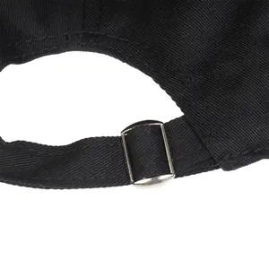 Detalle de gorra de algodón negro con hebilla de metal ajustable y costuras de alta calidad