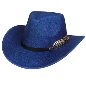 Nahaufnahme vom blauen Westernhut mit schwarzem Lederband und goldener Blattschnalle
