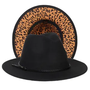 Dettaglio del cappello fedora con interno leopardato ed etichetta 65% poliestere 35% cotone